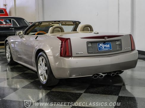 Used 2005 Cadillac XLR RWD image 10