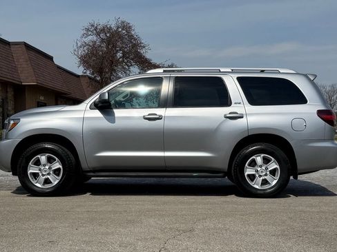 Used 2019 Toyota Sequoia SR5 AWD/4WD image 2