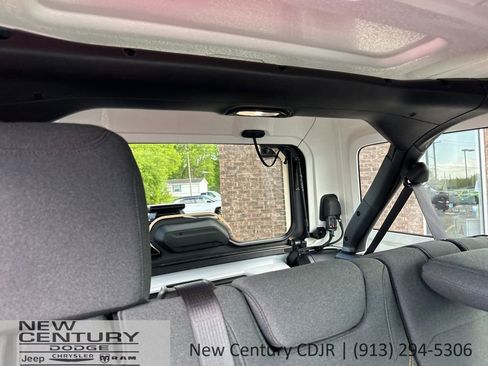 Used 2025 Jeep Wrangler Unlimited Sahara AWD/4WD image 20