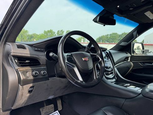 Used 2018 Cadillac Escalade Platinum AWD/4WD image 14