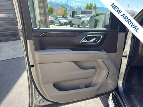 Used 2023 Chevrolet Suburban LT w/ Luxury Package AWD/4WD image 18