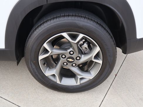 Used 2025 Chevrolet Trax LT w/ LT Convenience Package FWD image 10
