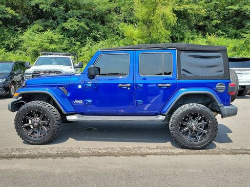 Used 2018 Jeep Wrangler Unlimited Sahara AWD/4WD image 6