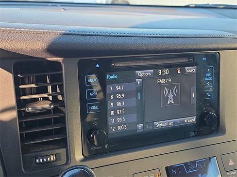 Used 2015 Toyota Sienna L image 16