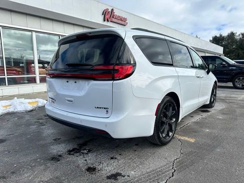 Used 2025 Chrysler Pacifica Limited image 13