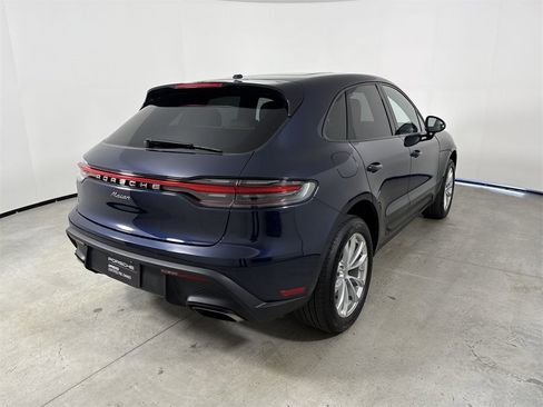 Certified 2022 Porsche Macan image 7