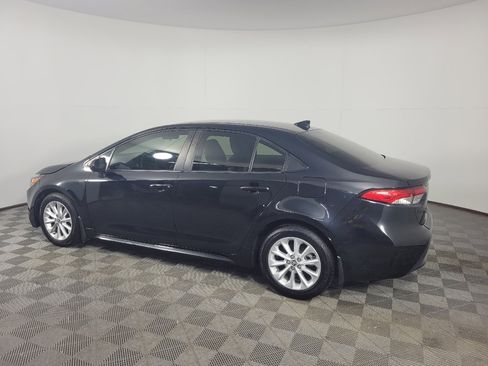 Used 2021 Toyota Corolla LE w/ LE Convenience Package FWD image 3