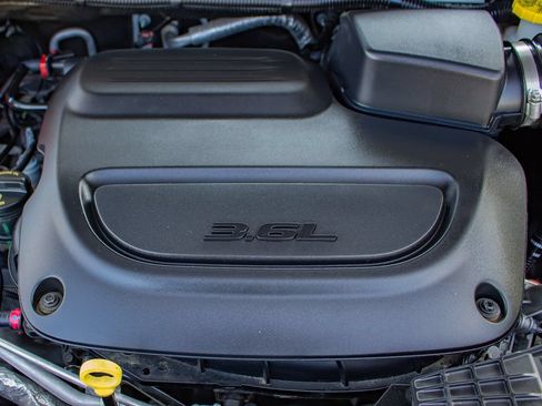 Used 2023 Chrysler Pacifica Touring-L FWD image 40