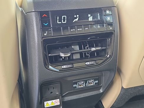 Used 2024 Jeep Grand Cherokee L Limited image 11