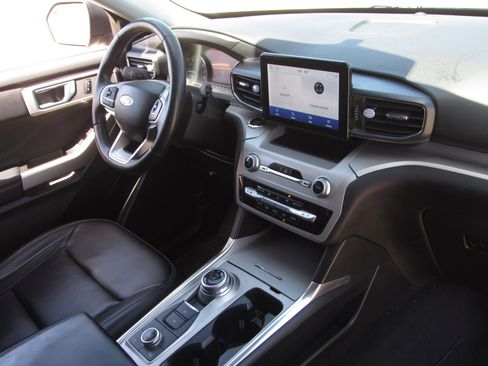 Used 2023 Ford Explorer XLT w/ Equipment Group 202A AWD/4WD image 9
