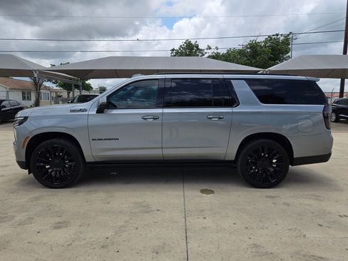 Certified 2025 Chevrolet Suburban High Country AWD/4WD image 4