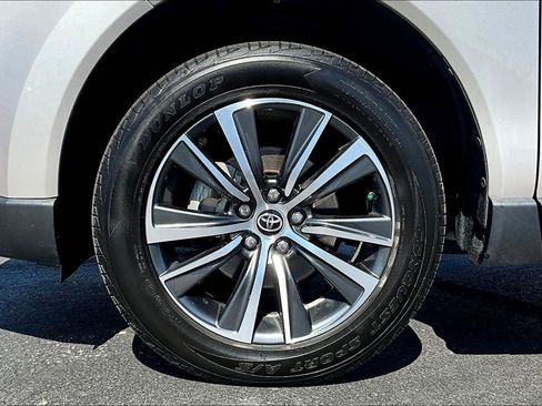 Used 2021 Toyota Venza LE AWD/4WD image 9