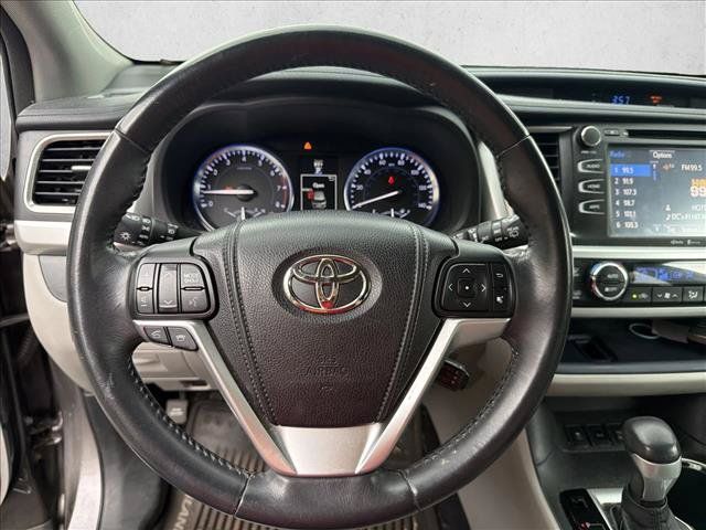 Used 2014 Toyota Highlander XLE AWD/4WD image 16