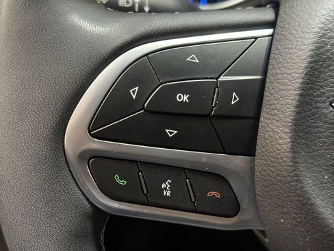 Used 2023 Chrysler Pacifica Touring-L AWD/4WD image 25