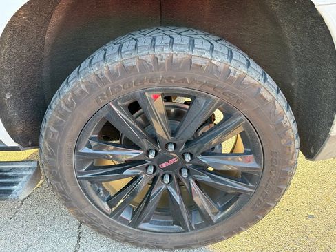 Used 2023 GMC Yukon AT4 w/ Technology Package AWD/4WD image 9