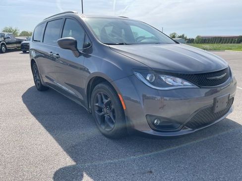 Used 2018 Chrysler Pacifica Touring-L w/ S Appearance Package FWD image 7