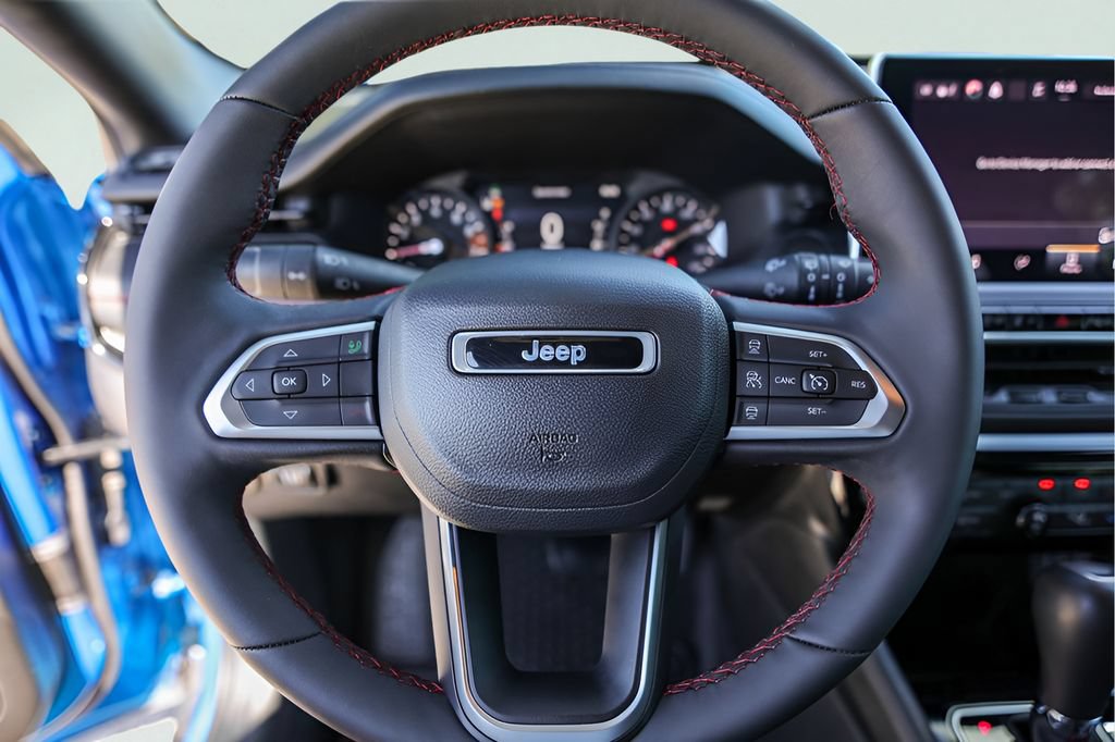 Used 2023 Jeep Compass Trailhawk w/ Trailhawk Convenience Group AWD/4WD image 15
