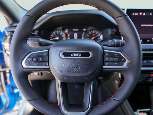 Used 2023 Jeep Compass Trailhawk w/ Trailhawk Convenience Group AWD/4WD image 15