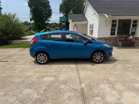 Used 2017 Ford Fiesta SE w/ Equipment Group 201A FWD image 4