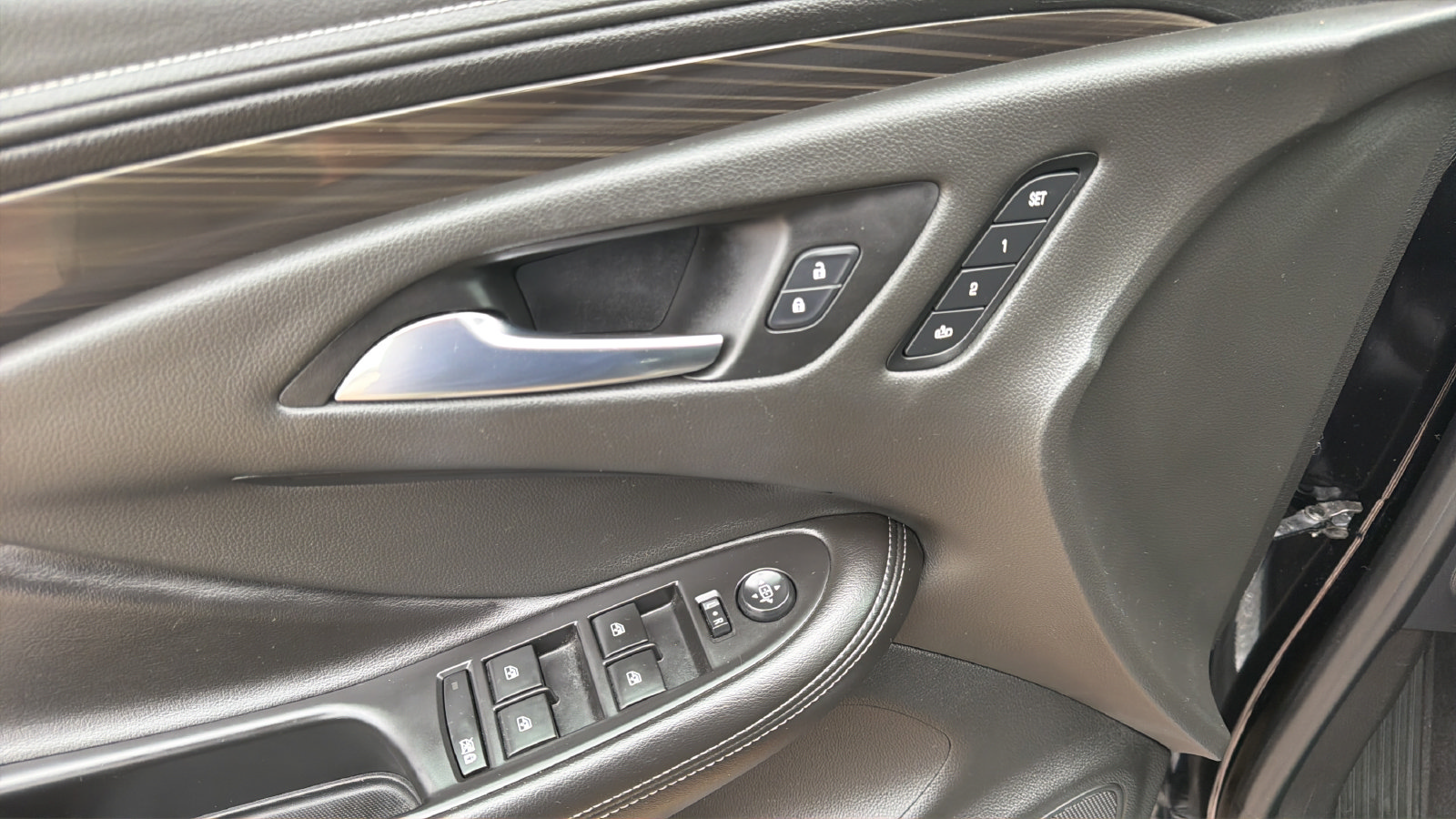 Used 2019 Buick Envision Essence FWD image 21