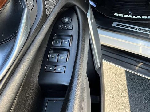 Used 2020 Cadillac Escalade Luxury AWD/4WD image 14