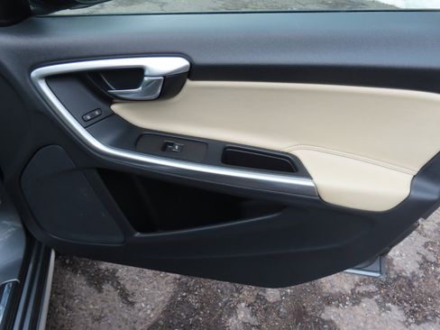 Used 2017 Volvo V60 T5 Cross Country w/ Convenience Package image 19