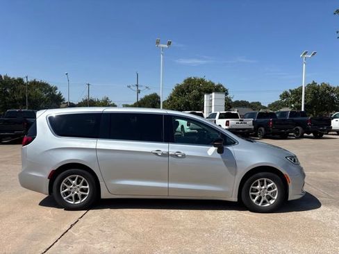 Used 2024 Chrysler Pacifica Touring-L FWD image 4
