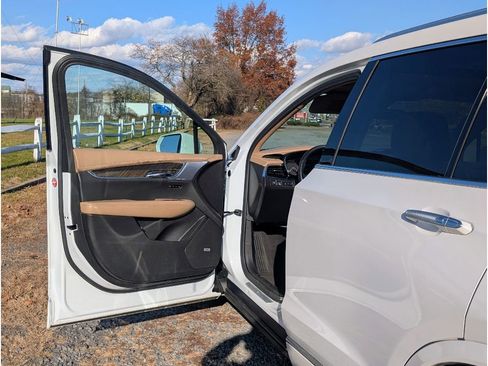 Used 2020 Cadillac XT6 Premium Luxury w/ Platinum Package image 9