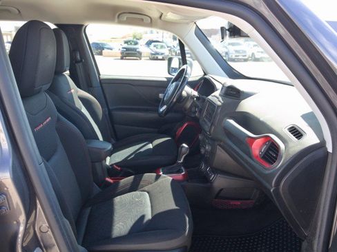 Used 2019 Jeep Renegade Trailhawk w/ Cold Weather Group II AWD/4WD image 30