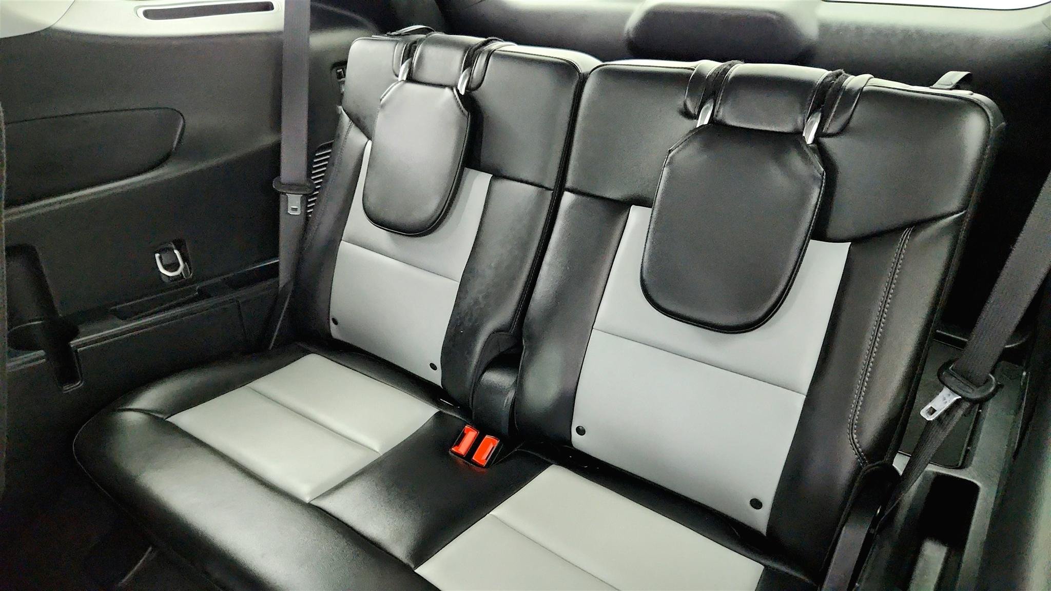 Used 2024 Ford Explorer XLT RWD image 17