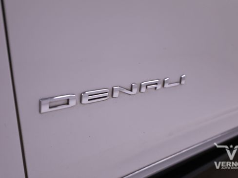 Used 2021 GMC Yukon Denali w/ Denali Premium Package image 8