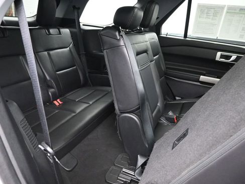 Used 2022 Ford Explorer XLT w/ Equipment Group 202A image 10