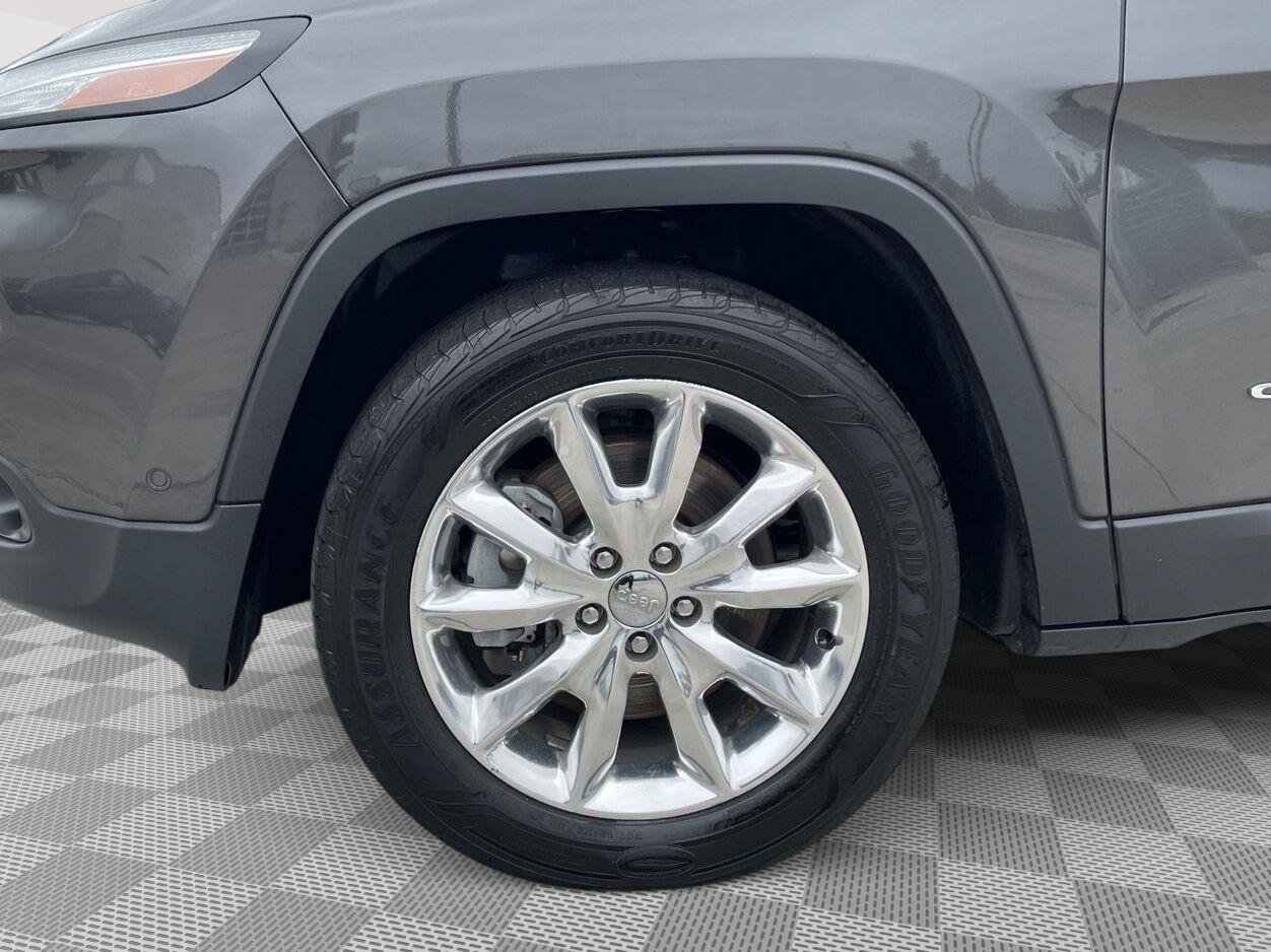 Used 2015 Jeep Cherokee Limited w/ Luxury Group AWD/4WD image 8