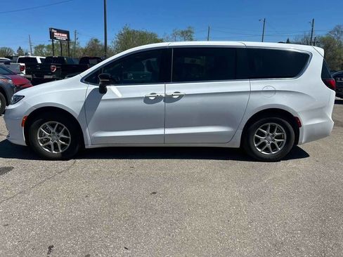 Used 2025 Chrysler Pacifica Select image 8