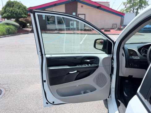 Used 2019 Dodge Grand Caravan SE w/ UConnect Hands-Free Group FWD image 11