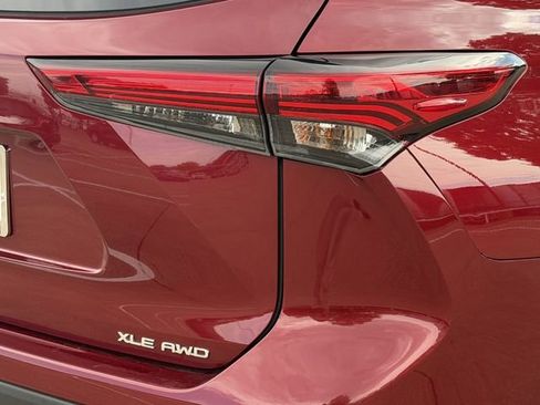 Used 2023 Toyota Highlander XLE AWD/4WD image 7