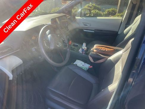 Used 2024 Toyota Sienna Platinum FWD image 4