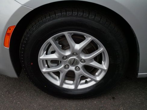 Used 2023 Chrysler Voyager LX image 15