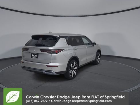 Used 2025 Mitsubishi Outlander SE image 14