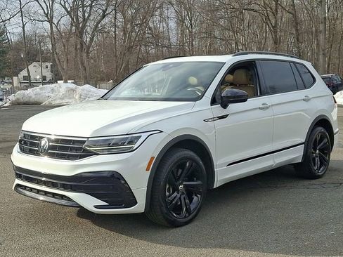 Certified 2024 Volkswagen Tiguan SE R-Line image 5