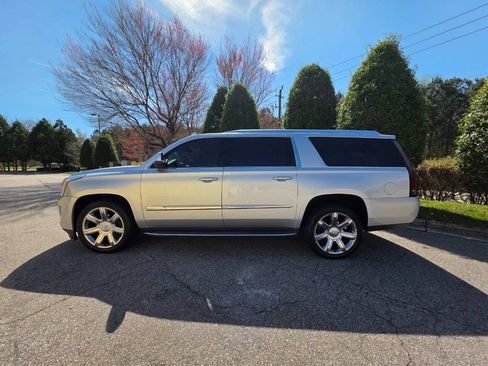 Used 2019 Cadillac Escalade ESV Luxury AWD/4WD image 2