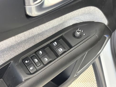 Used 2023 Jeep Compass Sport image 25