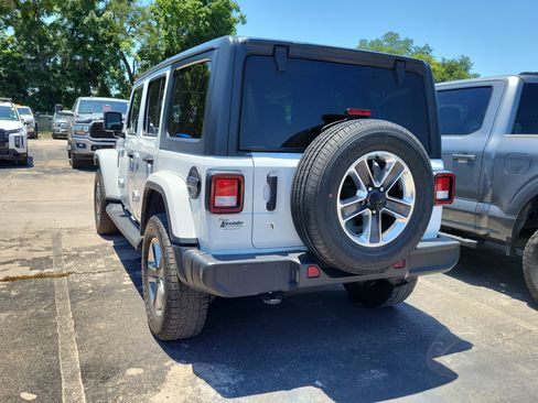 Used 2019 Jeep Wrangler Unlimited Sahara AWD/4WD image 4