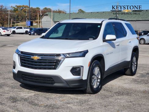 Used 2023 Chevrolet Traverse LT image 3