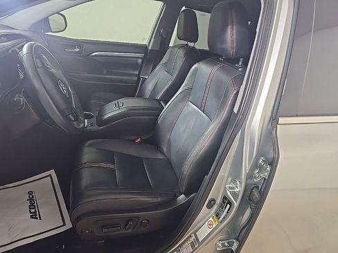 Used 2019 Toyota Highlander SE image 18