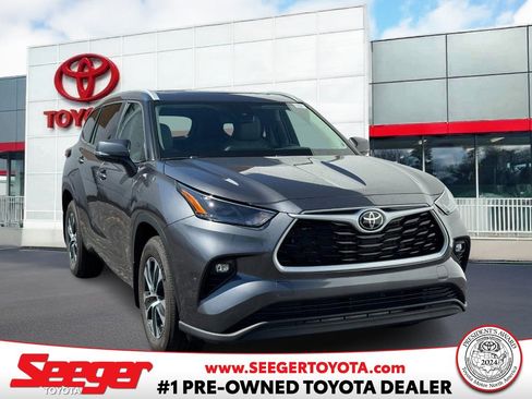 Used 2025 Toyota Highlander AWD image 1