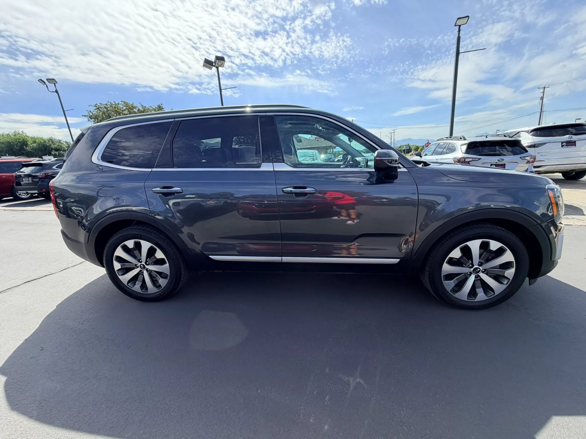 Used 2020 Kia Telluride S w/ S 8 Passenger Seating Package AWD/4WD image 3