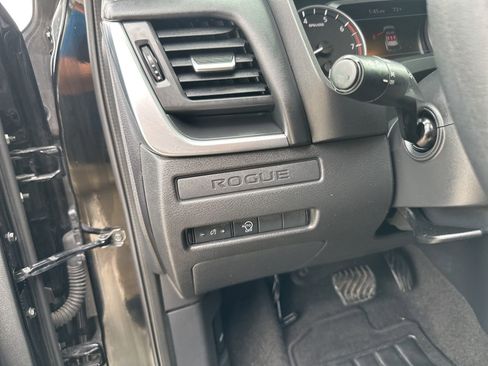 Used 2023 Nissan Rogue S image 10