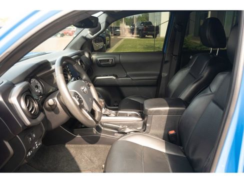 Used 2020 Toyota Tacoma TRD Sport w/ TRD Premium Sport Package AWD/4WD image 12