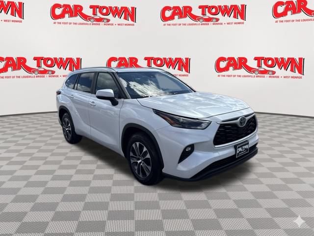 Used 2023 Toyota Highlander XLE FWD image 2